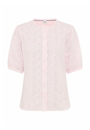 Blouse rose à manches courtes avec encolure ronde, devant boutonné, motif floral subtil et poignets élastiqués.