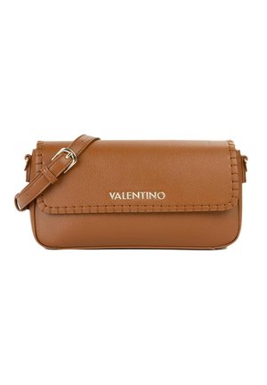 Sac bandoulière marron en cuir Valentino avec sangle ajustable et fermeture à rabat présentant des bords cousus et un logo doré.