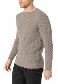 Grauer, strukturierter Pullover mit einem gestrickten Muster, gerippten Bündchen und Saum. Verfügt über ein Logo-Patch am linken Ärmel. Kombiniert mit dunklen Hosen.