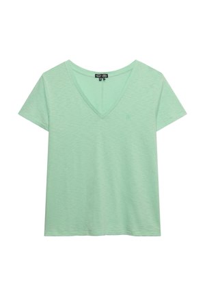T-shirt verde chiaro a maniche corte con scollo a V, caratterizzata da una texture sottile e un piccolo logo ricamato sul petto a sinistra.