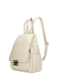 Kremowy skórzany plecak o wyraźnej strukturze, z klapą na zakładkę, przednią kieszenią, złotymi okuciami, podwójnymi paskami na ramiona oraz teksturowaną powierzchnią.