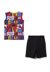 Rotes Tanktop mit einem bunten Spider-Man-Grafikmuster; schwarze Shorts mit elastischem Bund. Leichtes, lässiges Sommeroutfit.