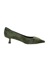Pump verde in suede con punta affusolata, tacco a stiletto basso e una striscia decorativa sulla parte anteriore, caratterizzata da una texture liscia e una leggera lucentezza.