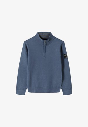 Pulover albastru tricotat cu guler înalt, fermoar de 1/4, manșete rib și un patch negru pe mâneca stângă. Textură netedă cu un design ajustat.