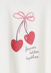 Weißes T-Shirt mit einem grafischen Design von zwei roten Herzen mit einer pinken Schleife. Darunter steht in geschwungener Schrift "für immer besser zusammen".