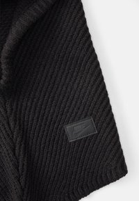 Črna rebrasta pletena ruta z teksturiranim zaključkom, z dvignjenim črnim usnjenim logotipom Nike na eni strani.