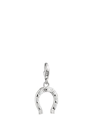 Silberner Hufeisenförmiger Anhänger mit eingravierten Mustern und kleinen eingelassenen Edelsteinen, befestigt an einem Karabinerverschluss.