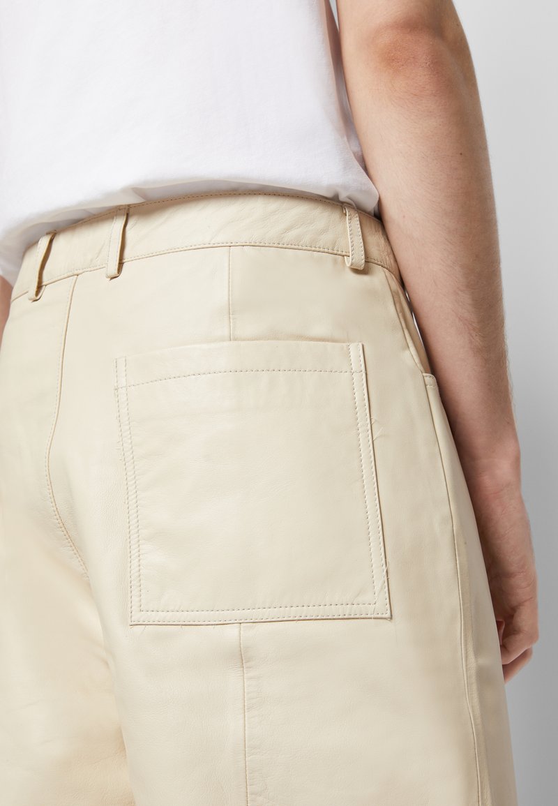 Herren Chinos | Deadwood BOI Lederhose white/weiß - TF84129 Herren Chinos | Deadwood BOI Lederhose white/weiß - TF84129