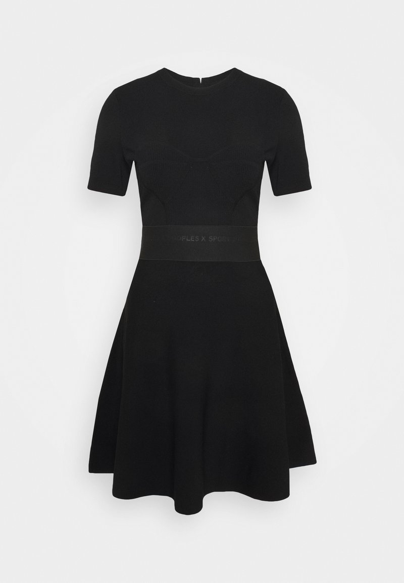 Robe noire à manches courtes avec un corsage ajusté et une jupe évasée. Texture côtelée avec une bande unie à la taille arborant un détail de logo.
