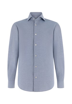 Jasnoniebieska męska koszula na długi rękaw z przodem zapinanym na guziki, klasycznym kołnierzem i mankietami zapinanymi na guziki na białym tle.