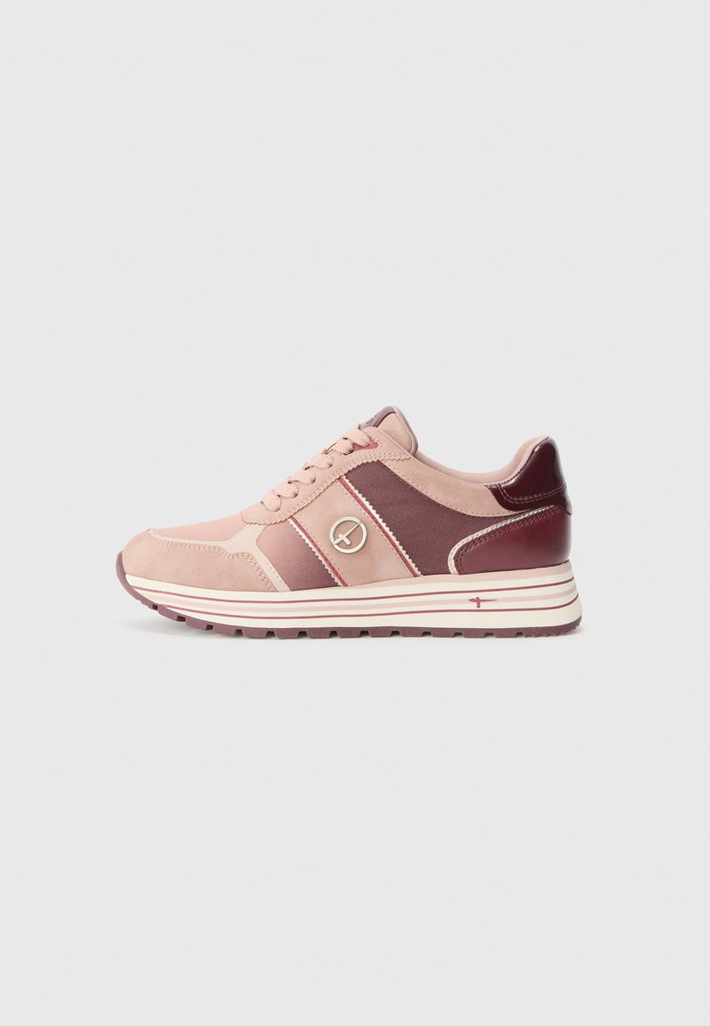 Sneaker sportivo in rosa chiaro e bordeaux. Caratterizzato da un mix di suede e tessuto, design con lacci, dettagli testurizzati e suola bianca a strati.