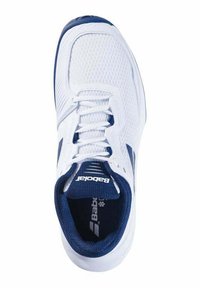 Witte sportschoen met een gemêleerde mesh bovenkant, marineblauwe accenten en een gevoerde kraag. Voorzien van een vetersluiting en logo op de tong.