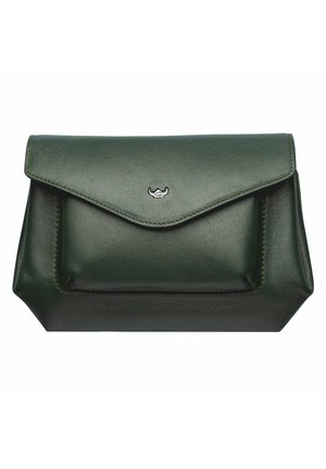 Groene leren clutch met een klep-sluiting, voorzien van een zilveren logo-accent, een gladde textuur en hoekige zijkanten. Ongeveer middelgrote maat.