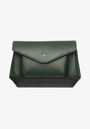 Groene leren clutch met een klep-sluiting, voorzien van een zilveren logo-accent, een gladde textuur en hoekige zijkanten. Ongeveer middelgrote maat.