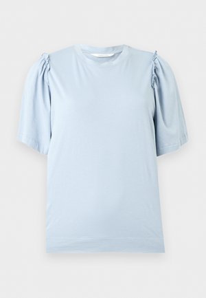 Svetlo modra bluza s kratkimi rokavi, z naborki na ramenih in okroglim izrezom, predstavljena na belem ozadju.