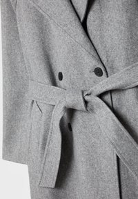 Grahamitthautsurcoat in grauer Wollmischung, mit doppelter Knopfleiste, großen schwarzen Knöpfen, einem Bindegürtel und seitlichen Taschen. Weiche Textur und strukturierte Passform.