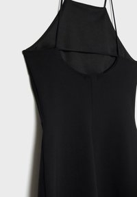 Schwarzes ärmelloses Kleid mit Neckholder-Design, das ein figurbetontes Oberteil und einen glatten, leichten Stoff aufweist. Einfacher und minimalistischer Stil.