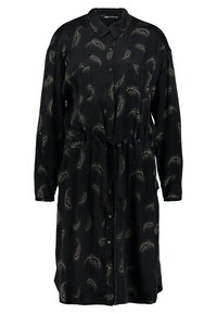 Svart skjortklänning i mjukt tyg, med knytning i midjan, långa ärmar, knäppning framtill och en subtil fjädermönstring.