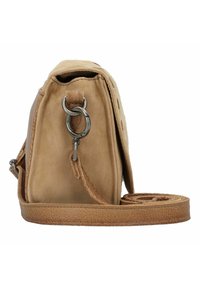 Borsa a tracolla in pelle tan con texture liscia, forma arrotondata, tracolla lunga e dettaglio in metallo a forma di anello sul lato.