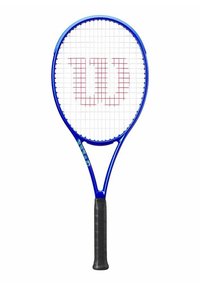 Blauwe tennisracket met een gestructureerde zwarte grip, voorzien van een wit en rood Wilson-logo op de snaren en een klassiek ovaal hoofdontwerp.