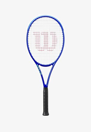 Blauwe tennisracket met een gestructureerde zwarte grip, voorzien van een wit en rood Wilson-logo op de snaren en een klassiek ovaal hoofdontwerp.