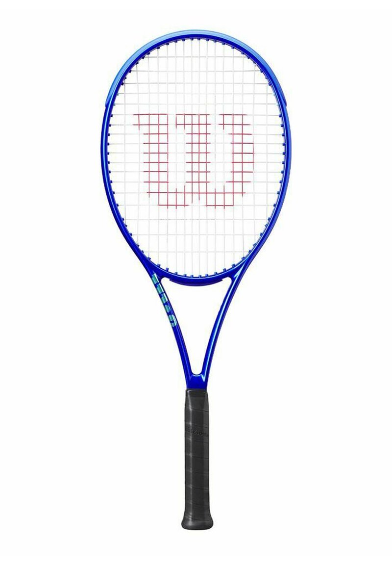 Blauwe tennisracket met een gestructureerde zwarte grip, voorzien van een wit en rood Wilson-logo op de snaren en een klassiek ovaal hoofdontwerp.