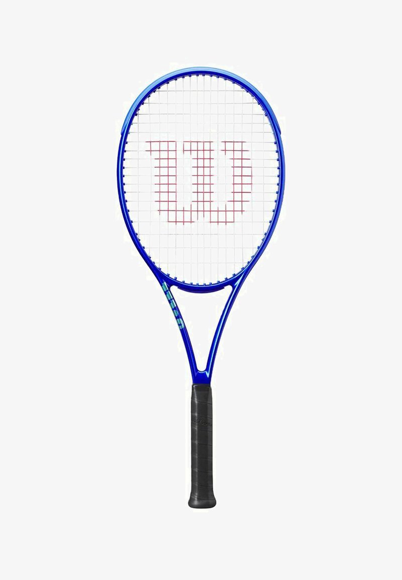 Blauwe tennisracket met een gestructureerde zwarte grip, voorzien van een wit en rood Wilson-logo op de snaren en een klassiek ovaal hoofdontwerp.