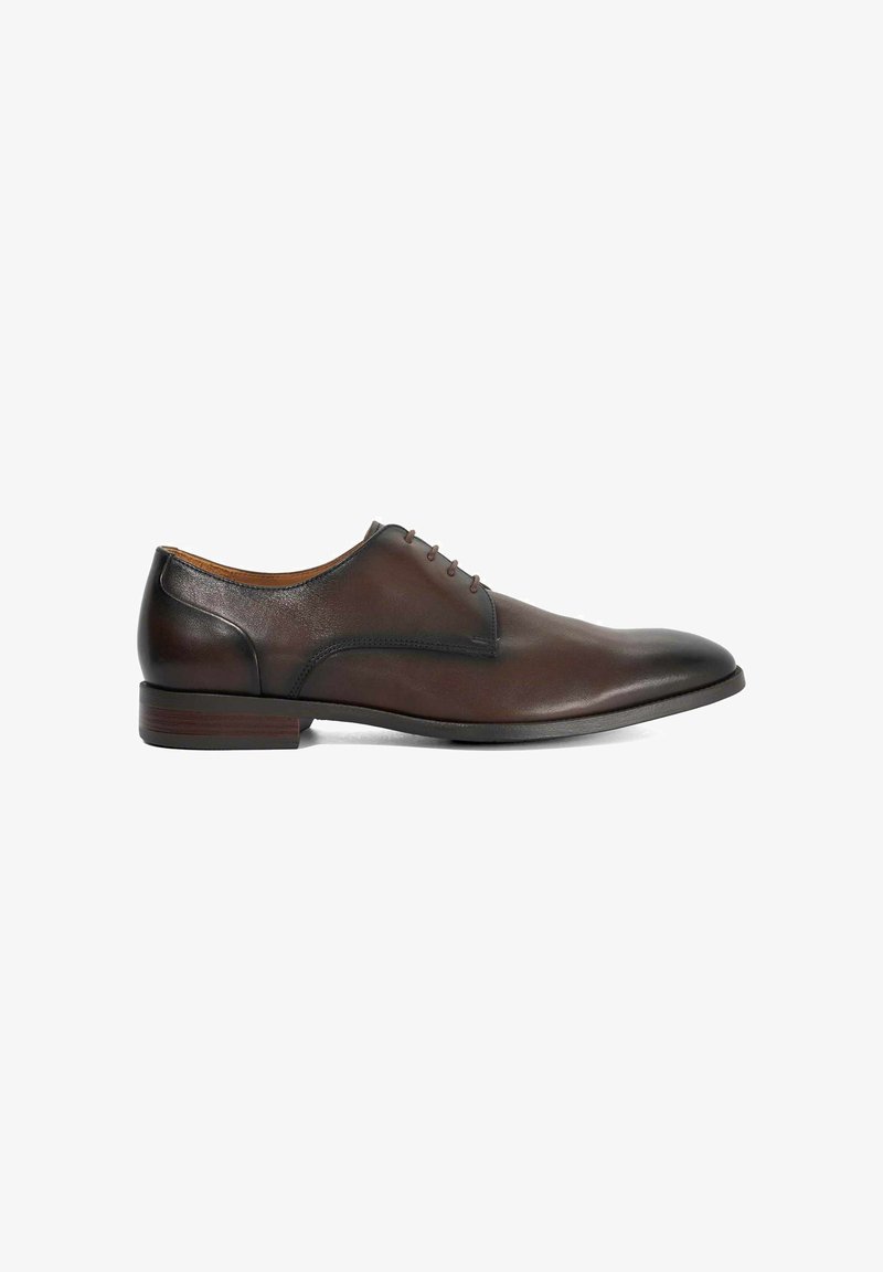 Chaussure Oxford pour homme en cuir marron foncé avec laçage fermé, talon bas et finition lisse, vue de profil sur fond blanc.