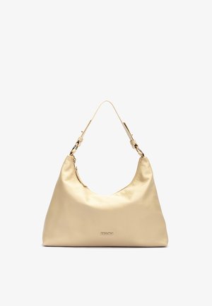 Bolso de hombro de cuero beige holgado con correa ajustable y herrajes en tono dorado, con pequeño logo de la marca "PIKOLINOS" en el frente.