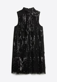 Robe noire sans manches avec col montant, décorée de sequins verticaux et de motifs géométriques, se terminant par des franges à l’ourlet.