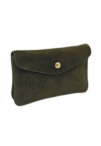 Pochette en daim vert olive avec un rabat, fermée par un bouton doré. Texture lisse et design minimaliste.