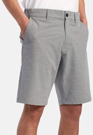 Graue Baumwollmischung-Shorts mit strukturiertem Finish, vorderen Taschen, Knopfverschluss und genähten Details, geeignet für legere Trageanlässe.