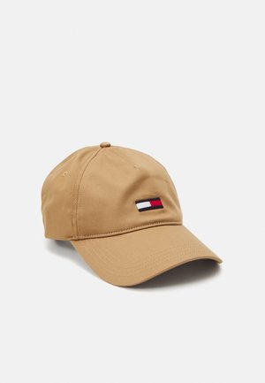 Casquette de baseball beige avec une visière incurvée et un petit logo rectangulaire rouge, blanc et bleu marine au centre devant.