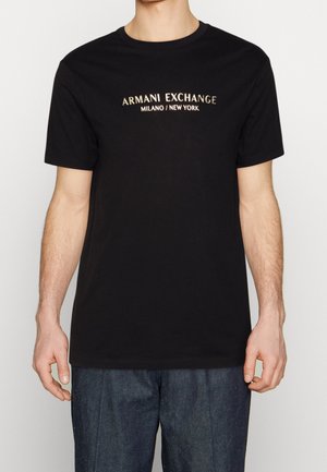 Černé bavlněné tričko s zlatým potištěným logem "ARMANI EXCHANGE MILANO / NEW YORK" na hrudi. Kulatý výstřih a krátké rukávy.
