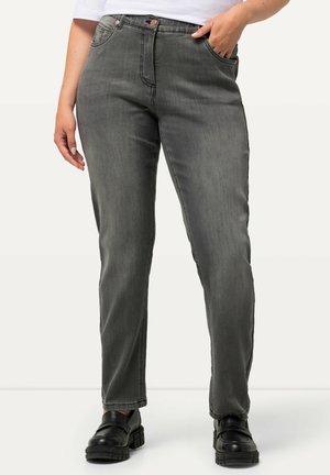 Grå denimbukser med lige ben, der har fem lommer, metalknap og subtilt slid. Bæres med sorte platformssko.