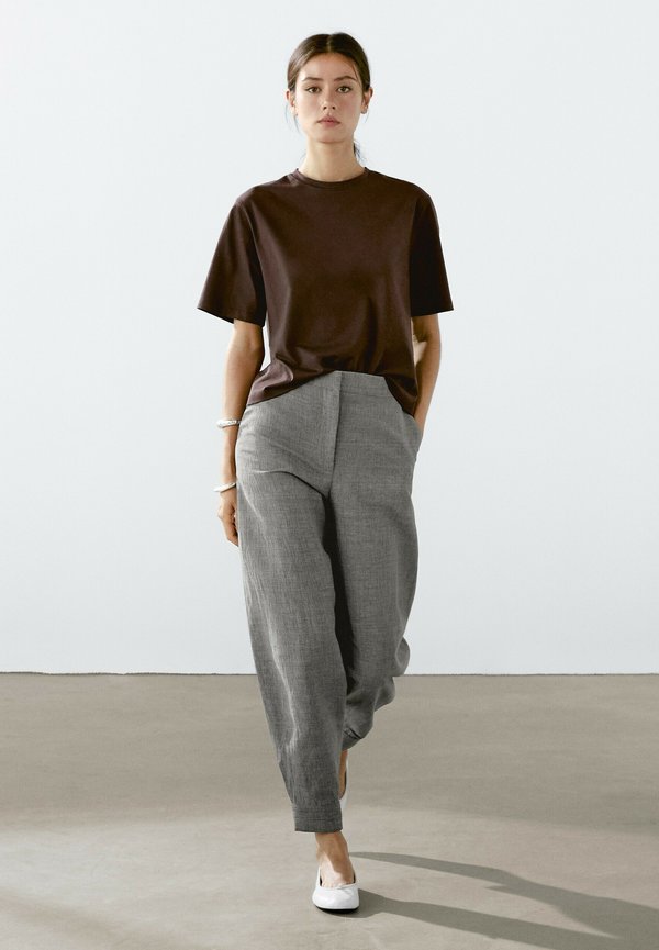 SHORT SLEEVE WITH STITCHING DETAIL - Basic T-shirt2