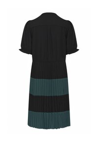 Čierne a teal plisované šaty s puff rukávmi, s pevným čiernym vrchom a striedavými čiernymi a teal plisami na sukni.