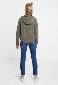 ONLY Chaqueta de entrenamiento - khaki