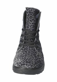 Stivale alla caviglia con stampa leopardata grigia e nera, con lacci, suola in gomma nera, visto frontalmente su uno sfondo bianco.