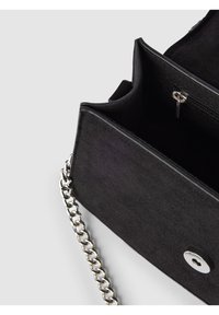 Borsa a mano in suede nera con tracolla in catena argentata, dotata di chiusura a scatto esterna e tasca con zip interna per un'adeguata sicurezza.