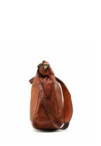 Borsa in pelle marrone con un design morbido, tracolla regolabile e dettagli in ottone. Superficie testurizzata con cuciture visibili.