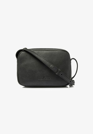 Schwarze Leder-Crossbody-Tasche mit einer genarbten Textur, rechteckiger Form, verstellbarem Riemen und geprägtem Logo auf der Vorderseite.