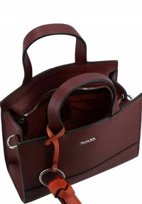 Borsa in pelle borgogna con doppi manici, tasca interna con cerniera e tracolla arancione. Presenta un logo argentato e cuciture nere a contrasto.