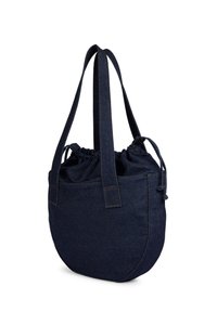 Sac en denim bleu foncé avec une fermeture à cordon et deux bretelles. Forme arrondie avec des détails de couture visibles.