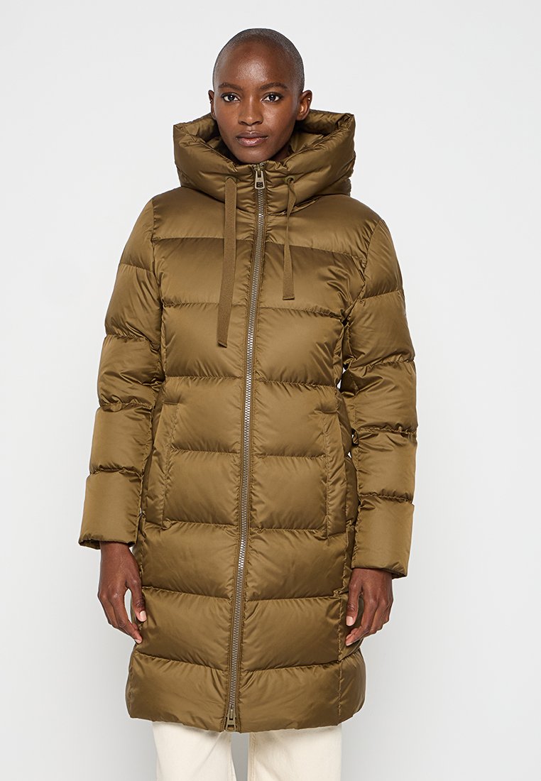 Olivengrüne Pufferjacke mit hohem Kragen, Reißverschluss und verstellbare Kapuze. Verfügt über ein gestepptes Design und lange Ärmel.