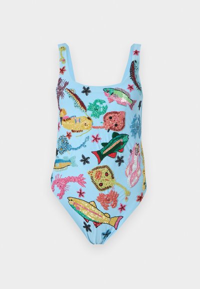 Ολόσωμο μαγιό ανοιχτού γαλάζιου χρώματος διακοσμημένο με πολύχρωμα στρας σε σχήμα θαλάσσιων ζώων, όπως ψάρι, κάβουρας, αστακός και αστερίας.