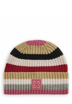 Bonnet tricoté avec des rayures horizontales en crème, rouge, noir, olive et rose, avec une texture côtelée et un patch logo rose sur le bord.