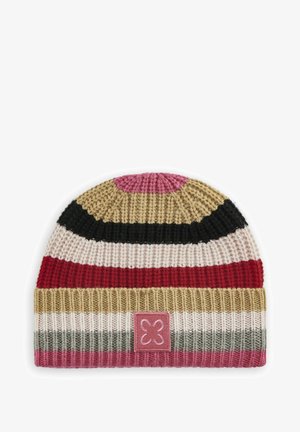 Gebreide beanie met horizontale strepen in crème, rood, zwart, olijfgroen en roze, met een geribbelde textuur en een roze logo patch aan de rand.