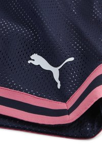 Tamsiai mėlynas tinklinis audinys su rožinėmis ir juodomis juostelėmis, ant kurio pavaizduotas baltas Puma logotipas su šokančiu katinu.