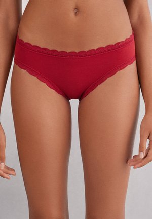 Rote Baumwoll-Hipster-Unterwäsche mit einem gewellten Spitzenbesatz entlang des Bundes und der Beinausschnitte, mit glattem Griff und figurnaher Passform.